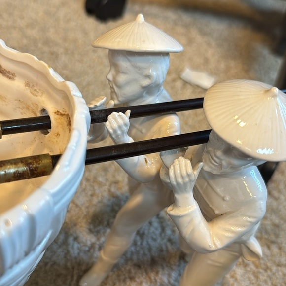 Ceramic or China - Asian Men Carrying a Basket Elegant White Ceramic Figurine - Picture 4 of 14